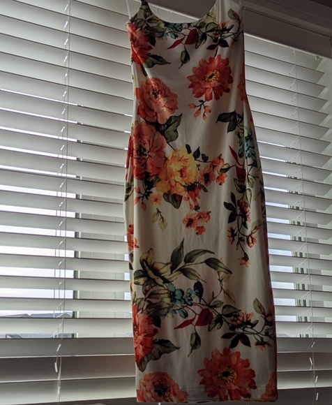 Beautiful floral midi dress - Picture 3 of 6